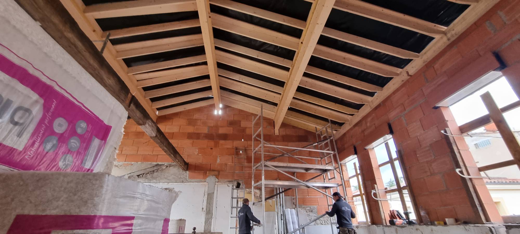 Pose d'isolation biofib par les 2 charpentiers a ALBI 