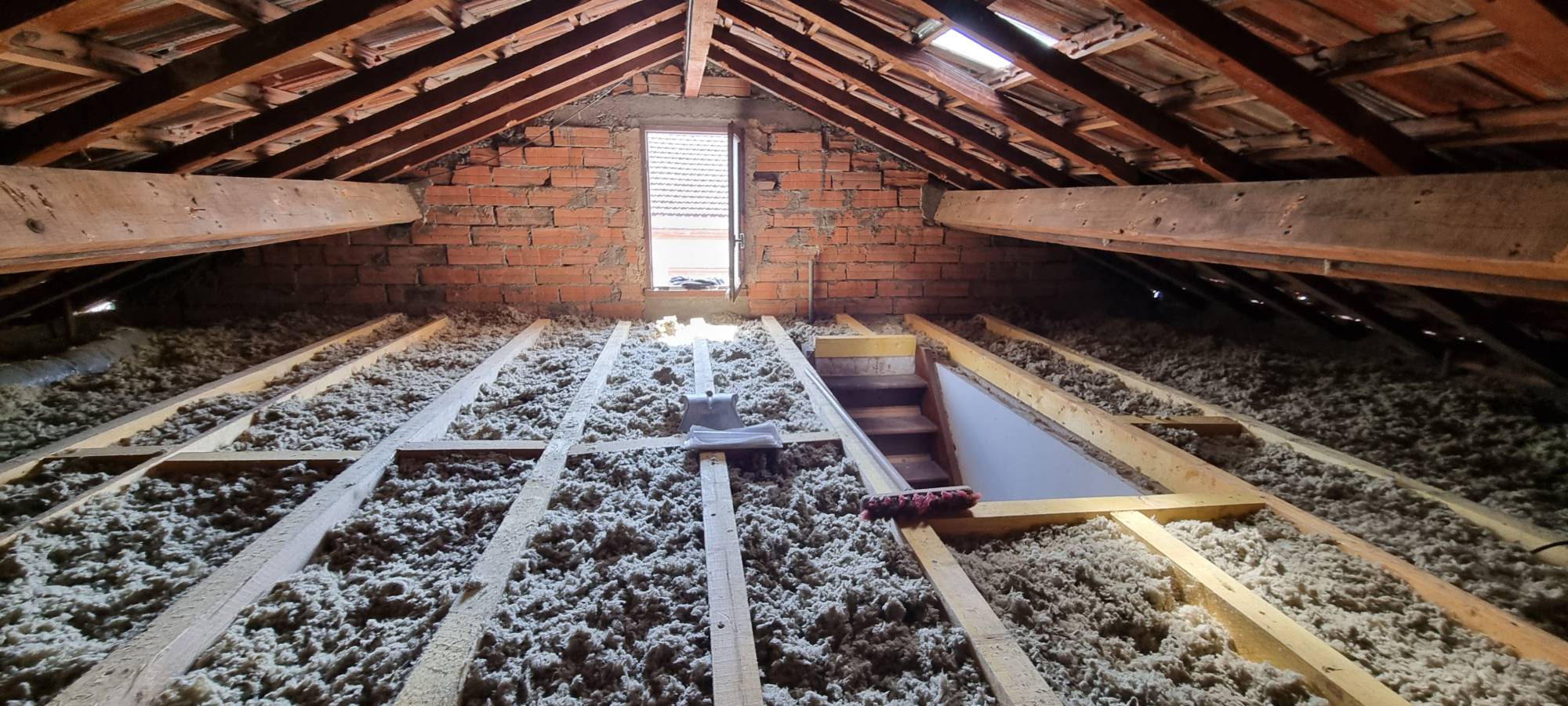 Isolation DE LA TOITURE et de vos comble perdu avant la pose du plancher par les 2 charpentiers a ALBI