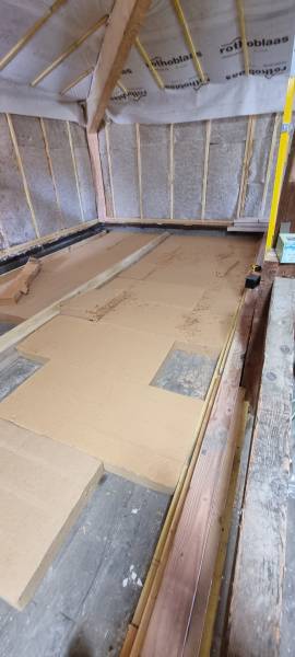 Isolation d'un plancher en fibre de bois et isolation de mur a ossature bois par l'intérieur en bio fib a Albi par les 2 charpentiers 