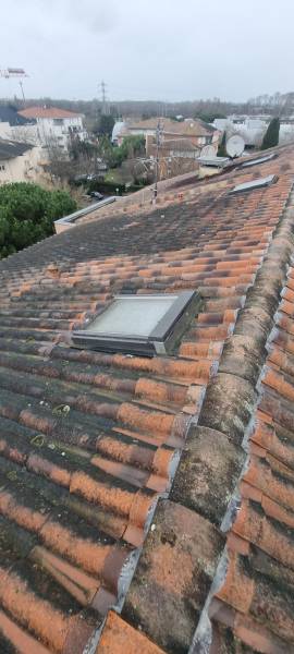 Fenêtre de toit en mauvaise état avant notre changement a Toulouse et a Albi. 