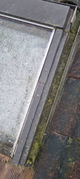 Exemple de fenêtre de toit en mauvaise état avant notre intervention par les 2 charpentiers a Toulouse et a Albi. 