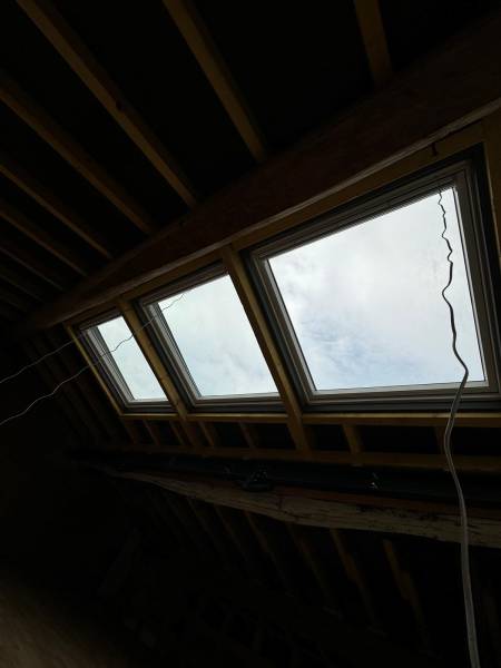 Vue de l'intérieur d'une pose de velux 134x140cm jumelées proche de Toulouse par les 2 charpentiers. 
