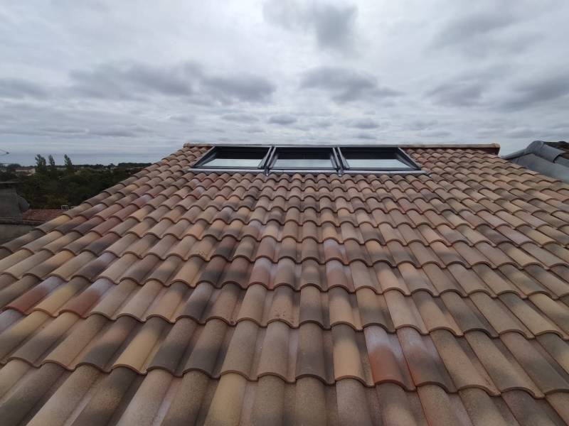 Pose de trois fentre de toit par les 2 charpentiers prés de Toulouse 