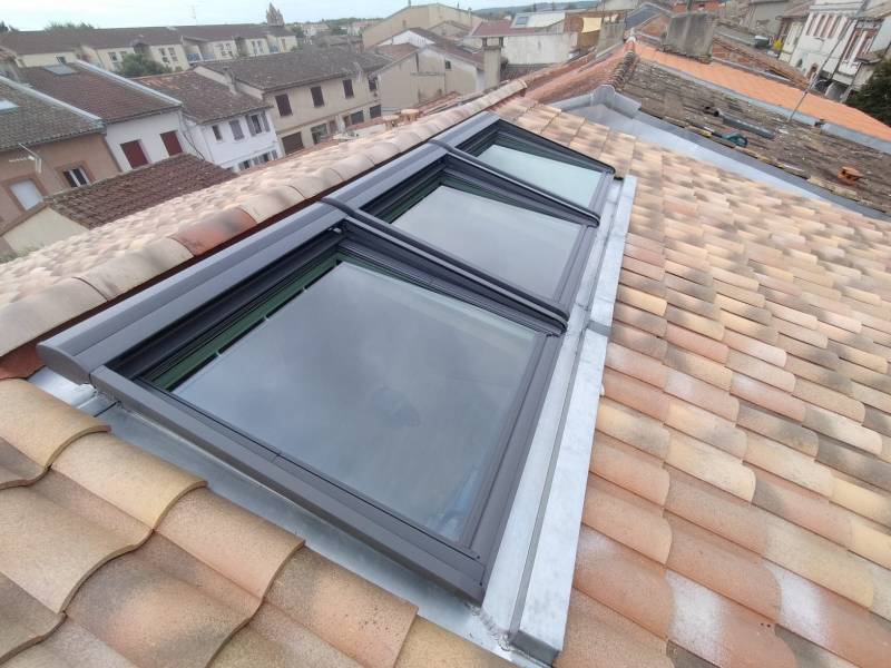 Réalisation d'une verriere de trois velux de 134x140 près de Toulouse par les 2 charpentiers.