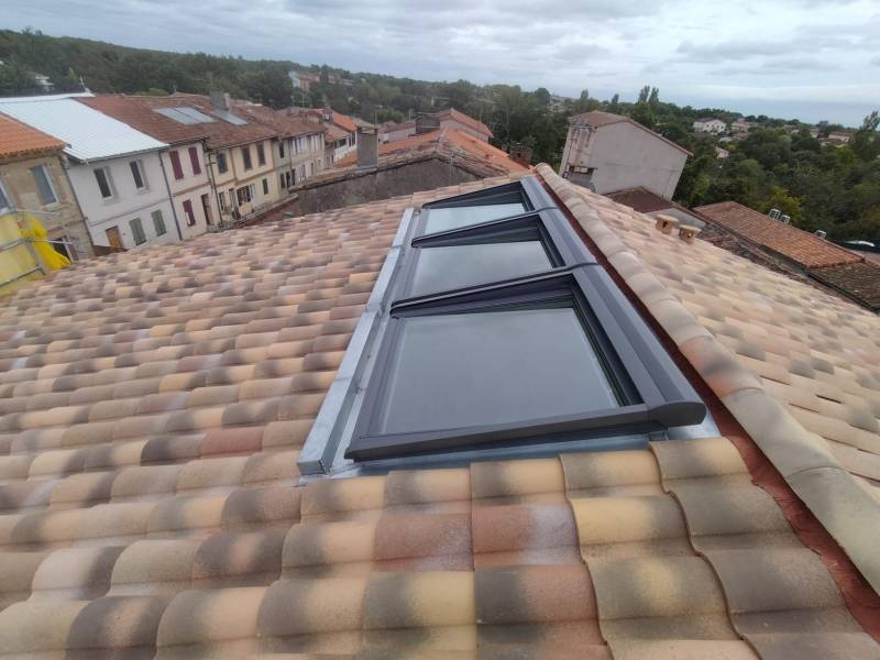 Réalisation de la pose de trois fenêtre de toit de chez velux proche de Toulouse par les 2 charpentiers 
