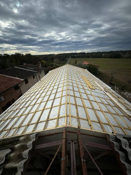 Film sous toiture réflecteur solaire posé par les 2 charpentiers a Toulouse et a Albi  