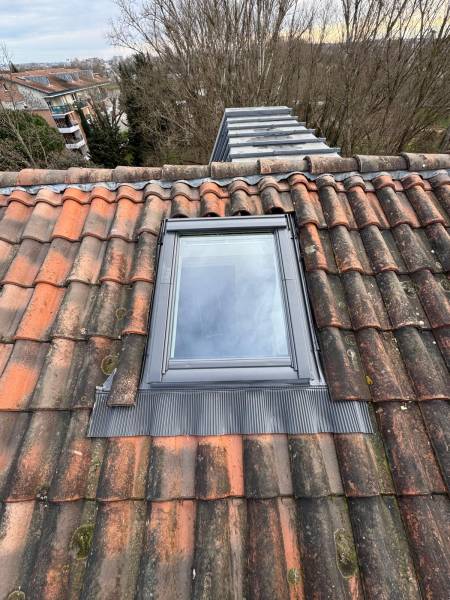 Fourniture et pose d'une fenêtre de toi vélux pour une salle de bain a Toulouse et Albi par les 2 charpentiers. 
