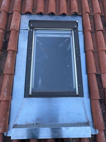 Pose d'un velux avec un entourage en zinc sur mesure par les 2 charpentiers , société RGE a Toulouse et a Albi. 