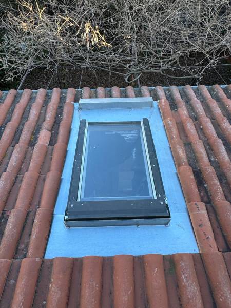 Les 2 charpentiers, spécialiste reconnu installateur conseil velux et RGE pour la pose de toute fenêtre de toit velux et volet, avec un entourage de velux en zinc naturel pour une étanchéité parfaite, a Toulouse et a Albi. 