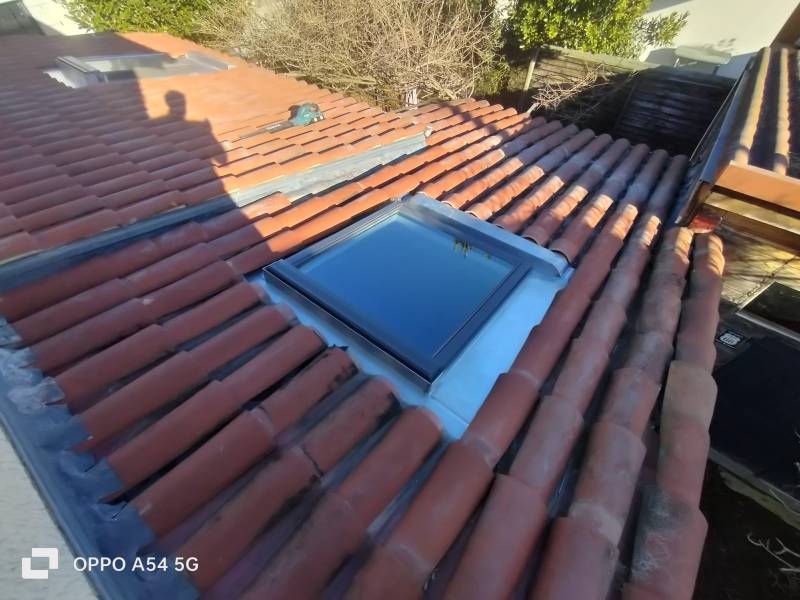 Pose d'une fenêtre de toit velux 114x118 , avec un entourage en zinc sur mesure, par les 2 charpentiers , société les 2 charpentiers  reconnu installateur velux et RGE a Toulouse et a Albi
