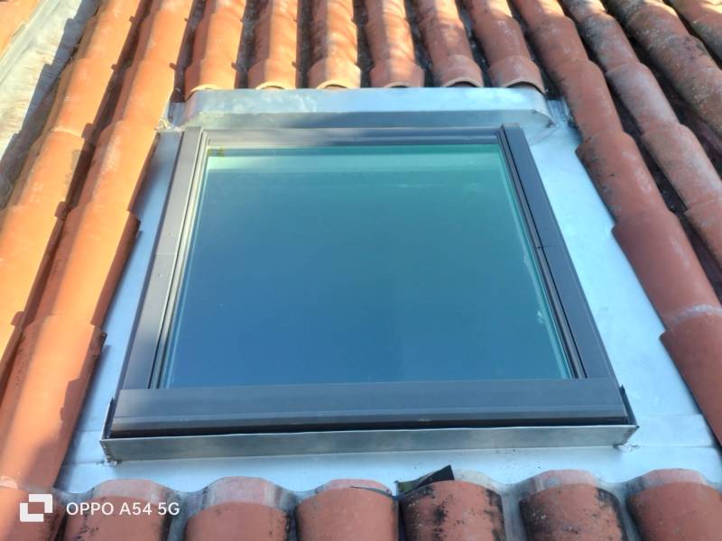 Façonnage d'un entourage en zinc naturel sur mesure pour la fourniture et pose de fenêtre de toit velux a Toulouse et a Albi par les 2 charpentiers ,société RGE et installateur conseil velux.