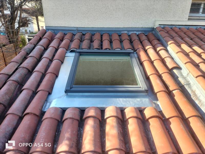 Pose et fourniture d'un velux 114x118 sur toiture en PST avec un entourage en zinc sur mesure par les 2 charpentiers, reconnu RGE et installateur conseil velux, a Toulouse et a Albi. 