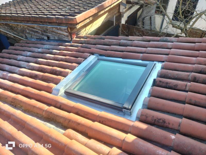 Pose d'une fenêtre de toit velux , avec un entourage en zinc par les 2 charpentiers a Toulouse et a Albi, société reconnu RGE et installateur conseil velux. 