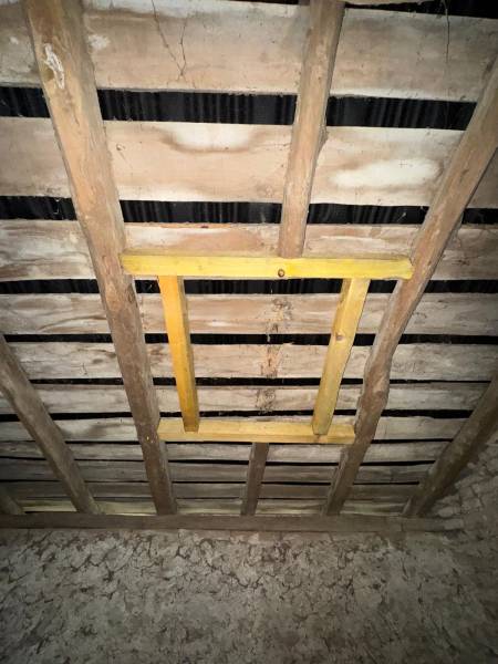 création d'un chevêtre pour la pose de fenêtre de toit velux par les 2 charpentiers artisan RGE proche d'Albi. 