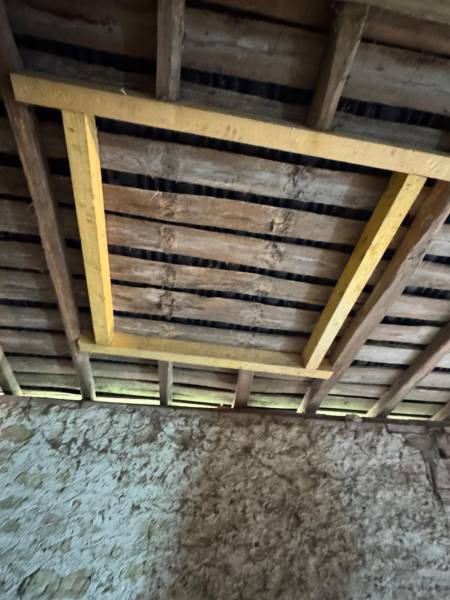 Création du chevêtre pour la pose de velux sur toiture en tuile canal  proche d'Albi par les 2 charpentiers , reconnu installateur conseil velux et société RGE.