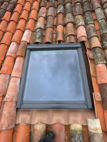Pose de fenêtre de toit velux sur couverture en tuile canal, par les 2 charpentiers, spécialiste velux a Albi et artisan RGE. 