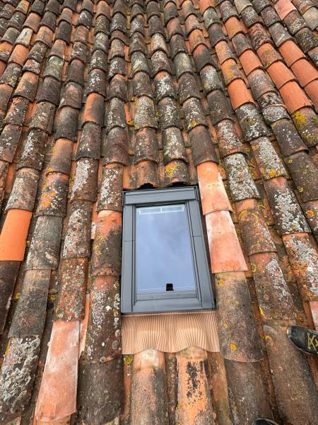 Artisan reconnu installateur conseil velux, spécialiser dans la pose de velux sur toiture en tuile canal proche d'Albi , par les 2 charpentiers. 