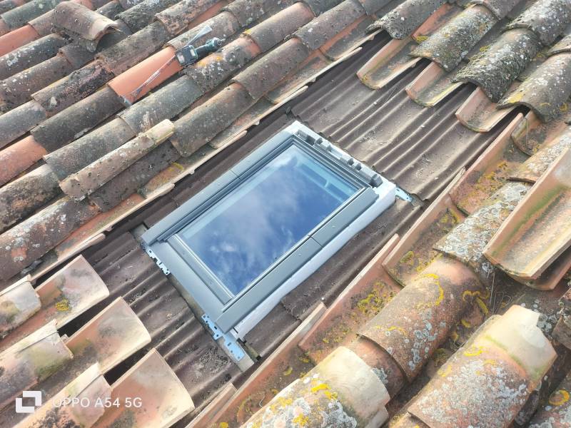 Artisan RGE, spécialiste pour la pose de fenêtre de toit velux sur tout type de toiture a Albi  par les 2 charpentiers.  