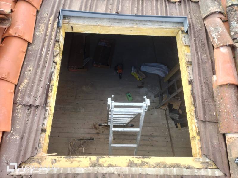 Création du chevêtre pour la pose de fenêtre de toit velux a Albi. Artisans RGE reconnu spécialiste velux. les 2 charpentiers.   RGE reconnu 