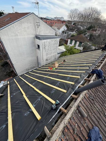 Pose de l'isolation souple de chez Actis, avec des contre latte en 6x4cm pour la bonne ventilation entre l'isolation et la couverture en tuile par les 2 charpentiers , artisan RGE a Toulouse et Albi. 