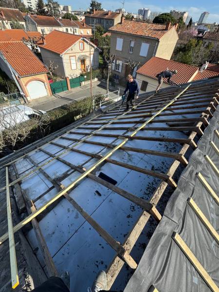 Dépose de l'ancienne toiture pour réfection de la couverture en tuil et pose de l'isolation souple de chez Actis par les 2 charpentiers, artisan RGE a Albi.