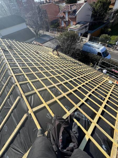Pose en cour des liteaux tuiles pour réception de la tuile après l'isolation souple de chez Actis, par les 2 charpentiers, artisan RGE a Albi.