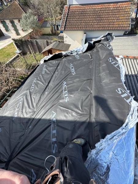 Pose en cour de l'isolation souple de chez Actis, éligible a ma primrenov par les 2 charpentiers, artisan RGE a Toulouse et Albi. 