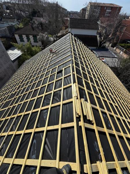 Preparation et pose de liteaux avant de mettre en place la couverture en tuile et apres avoir posé l'isolation souple de chez Actis, éligible au aide de l'état, par les 2 charpentiers. Artisan RGE a Toulouse et Albi. 