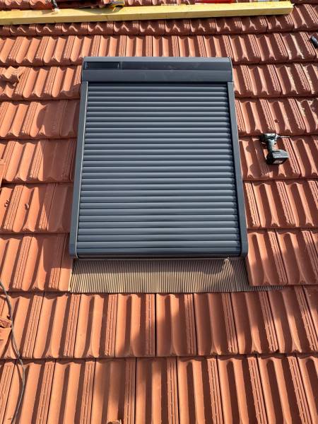 Fourniture et pose de volet roulant solaire de chez velux, par les 2 charpentiers, artisan RGE proche Albi. 
