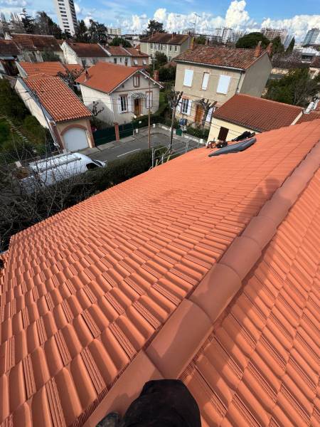 Couverture en tuile posé par les 2 charpentiers, Artisan RGE a Toulouse et Albi. 