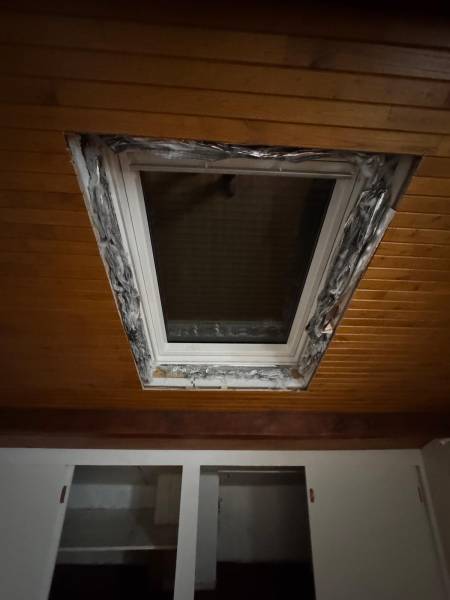 Pose de fenêtre de toit velux,(Hors finition) avec le volet roulant solaire fermer pour une vue de l'intérieur par les 2 charpentiers, artisan RGE a Albi et ses alentour. 
