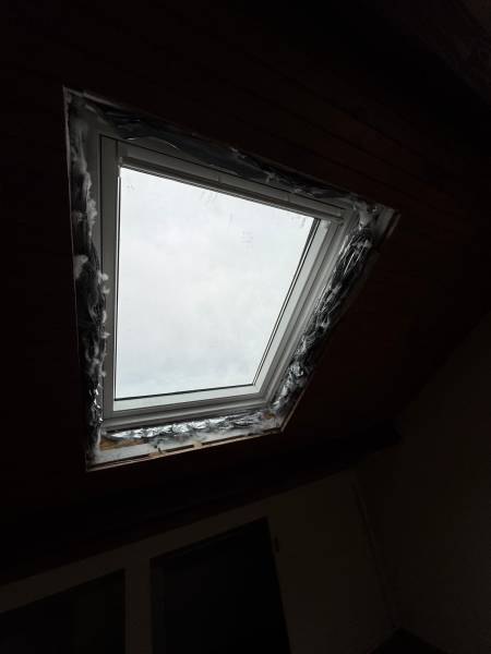 Spécialiste de la fenêtre de toit velux , et de la pose de volet roulant velux par les 2 charpentiers, artisan RGE a proche d'Albi. 