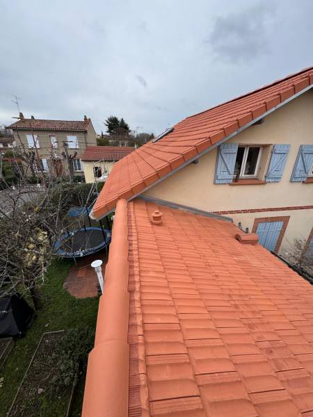 Toiture en couverture tuile fini, par les 2 charpentiers, artisan RGE a Toulouse et Albi.