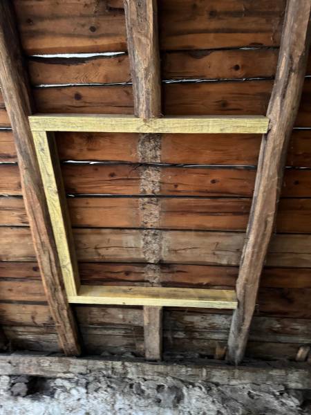 Création en cour de chevêtre pour la pose d'une fenêtre de toit de chez velux , a Albi par les 2 charpentiers. Artisan RGE 