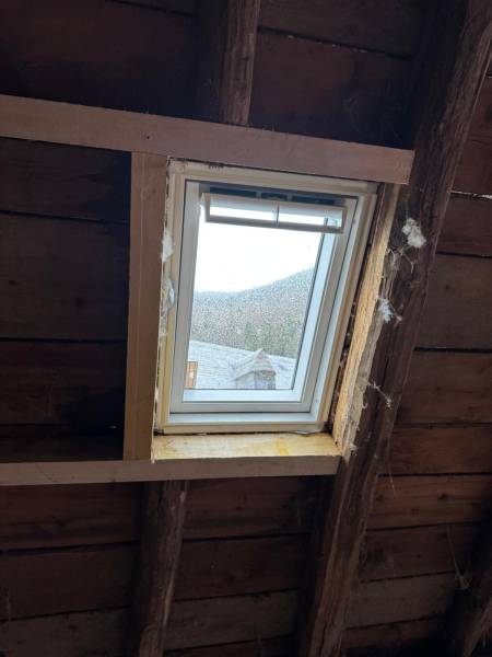 Pose d'une fenêtre de toit velux avec la création d'un chevêtre pour un apport de lumière naturel ainsi qu'une bonne ventilation par les 2 charpentiers, a Albi.  