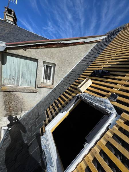 Pose en cour de fenêtre de toit velux sur couverture en ardoise , a Albi par les 2 charpentiers, spécialiste velux et artisan RGE. 