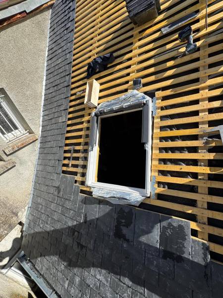 Fourniture et pose de fenêtre de toit velux sur une couverture en ardoise a Albi , par les 2 charpentiers, reconnu installateur conseil par la société velux.