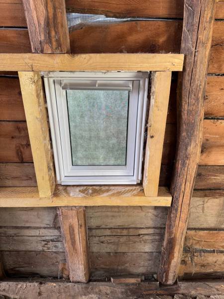 Pose de fenêtre de toit de toit pour une salle de bain, a Albi par les 2 charpentiers, spécialiste velux  et  artisan RGE 