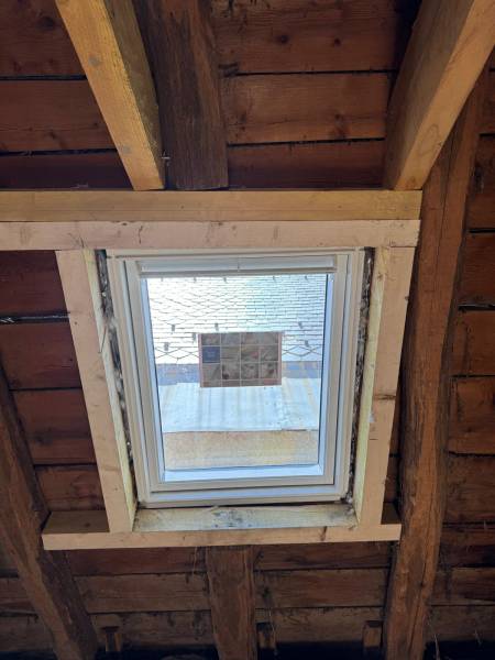 Pose de fenêtre de toit velux , et création de chevêtre sur une couverture en ardoise par les 2 charpentiers a Albi, spécialiste velux 