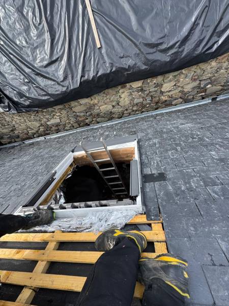 Artisan RGE et spécialiste pour la pose de fenêtre de toit velux sur couverture en ardoise par les 2 charpentiers a Albi.