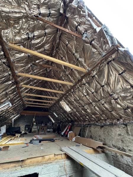 Fourniture et pose d'un isolant soupkle de chez Actis, pour un R de 6.50, éligible au aide de l'état ma prime renov et au CEE par les 2 charpentiers, artisan RGE a Albi.