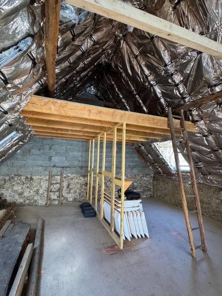 Création d'une mezzanine en bois et pose de l'isolation souple de chez Actis, éligible a ma prime renov, a Abi par les 2 charpentiers, artisan RGE