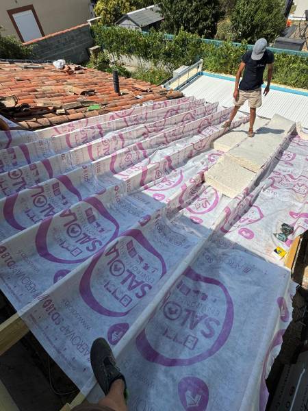 Mise en place du pare vapeur avant la pose de l'isolation en bio fib par les 2 charpentiers , artisans RGE a Albi. 