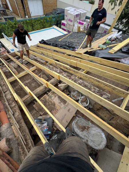 Mise en place d'une nouvelle charpente en chevron de 4x22cm pour la mise en place de l'isolation dans les rampant de la toiture en biofib trio par les 2 charpentiers, artisan RGE a Albi. 