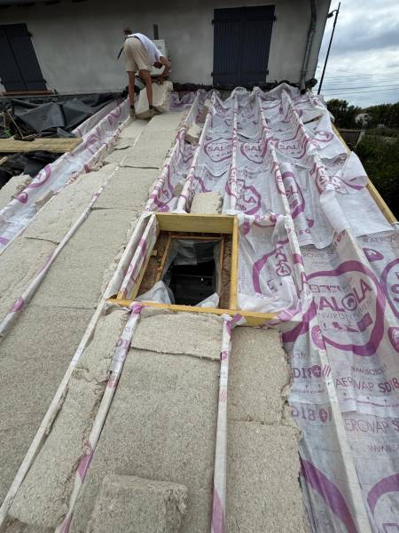 Mise en place de l'isolation en bio fib trio par les 2 charpentiers , artisan RGE a Albi. 