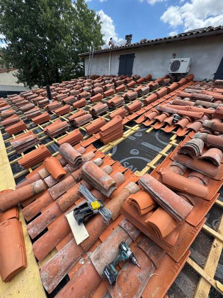 Réalisation de la nouvelle couverture en tuile canal par les 2 charpentiers a Albi. 