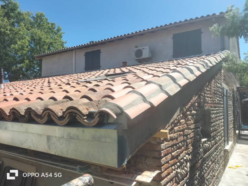 Fin de la pose de la couverture en tuile canal évolution, avec les rives maçonnées et le cheneau nantais encastré dans la toiture, par les 2 charpentiers. Artisan RGE a Albi. 