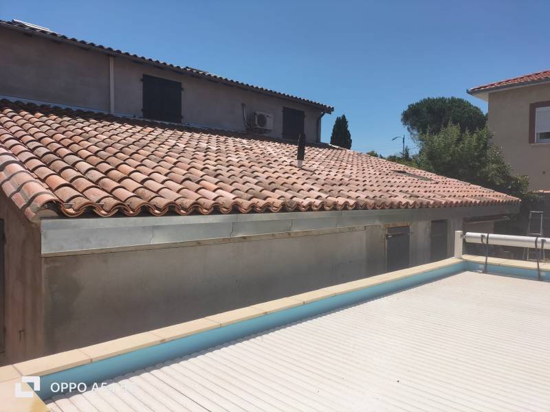 Réfection totale de la couverture en tuile canal évolution, isolation des rampant en biofib trio, rive maçonnées pour conservée les style de la maison et la pose d'un chenau nantais encastré dans la tuile pour un minimum de visibilité,  par les 2 charpent