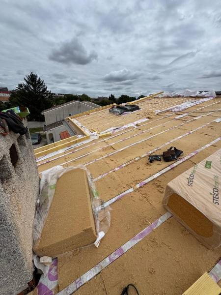 Pose de l'isolation en fibre de bois avec l'ecran pare vapeur en dessous a Albi, par les 2 charpentiers, artisan RGE a Albi. 