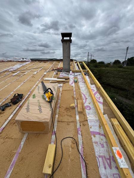 Pose de l'isolation en fibre de bois, éligible au aide de l'état par les 2 charpentiers artisan RGE a Albi. 